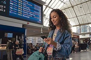 Visuel d'une femme qui regarde son téléphone